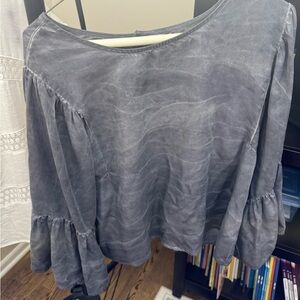 Gently used Hollistertop with three quarter sleeves.